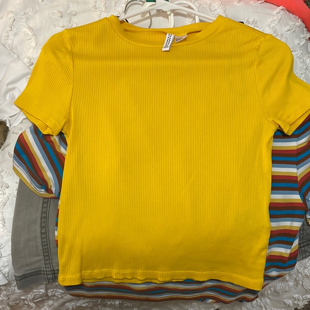 Slightly cropped H&M yellow tee!